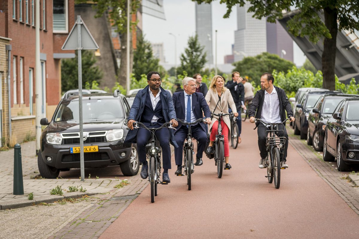 Den Haag, 27 augustus 2020.<br /> Burgemeester Jan van Zanen brengt een werkbezoek aan stadsdeel Laak in Den Haag. FOTO GEMEENTE DEN HAAG / VALERIE KUYPERS